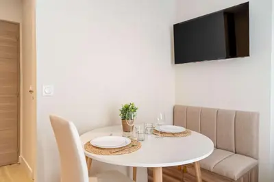 Télévision ou salle de divertissement dans l'établissement Chic studio Neuf Batignolles