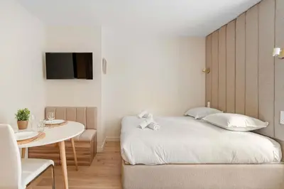 Un ou plusieurs lits dans un hébergement de l'établissement Chic studio Neuf Batignolles