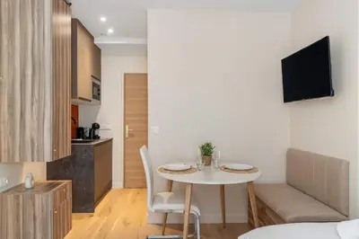 Télévision ou salle de divertissement dans l'établissement Chic studio Neuf Batignolles