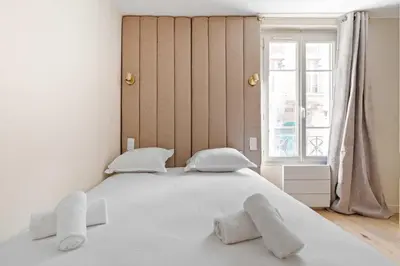 Un ou plusieurs lits dans un hébergement de l'établissement Chic studio Neuf Batignolles