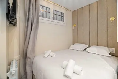 Un ou plusieurs lits dans un hébergement de l'établissement Charmante suite paris 17E
