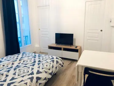 Télévision ou salle de divertissement dans l'établissement Superbe appartement flambant neuf au centre de Paris