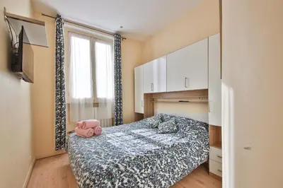 Un ou plusieurs lits dans un hébergement de l'établissement 6-person apartment with 3 beds Champs-Élysées