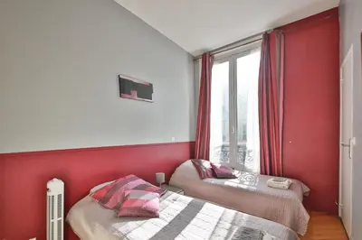 Un ou plusieurs lits dans un hébergement de l'établissement 6-person apartment with 3 beds Champs-Élysées