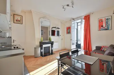 Cuisine ou kitchenette dans l'établissement 6-person apartment with 3 beds Champs-Élysées