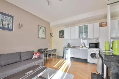 Cuisine ou kitchenette dans l'établissement 6-person apartment with 3 beds Champs-Élysées