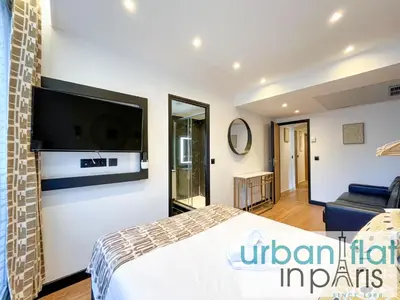 Un ou plusieurs lits dans un hébergement de l'établissement UrbanFlat 128 - Champs-Elysees Penthouse Apartment