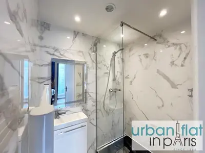 Salle de bains dans l'établissement UrbanFlat 128 - Champs-Elysees Penthouse Apartment