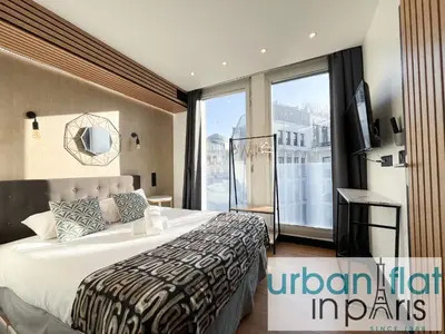 Un ou plusieurs lits dans un hébergement de l'établissement UrbanFlat 128 - Champs-Elysees Penthouse Apartment