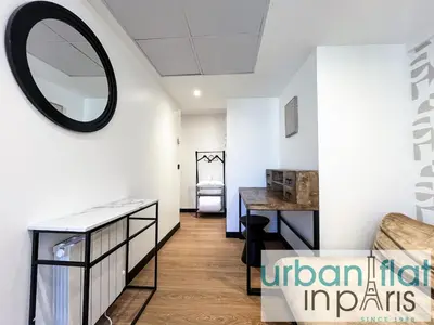 Télévision ou salle de divertissement dans l'établissement UrbanFlat 128 - Champs-Elysees Penthouse Apartment
