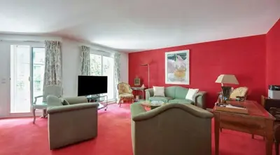 Télévision ou salle de divertissement dans l'établissement Spacieux appartement 2 chambres et terrasse