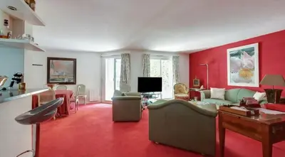 Télévision ou salle de divertissement dans l'établissement Spacieux appartement 2 chambres et terrasse
