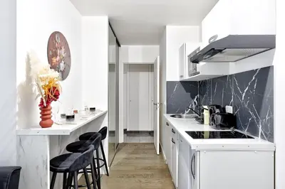 Cuisine ou kitchenette dans l'établissement Escapade moderne a deux pas de la Villette