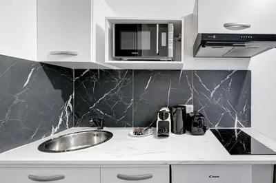 Cuisine ou kitchenette dans l'établissement Escapade moderne a deux pas de la Villette