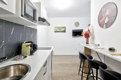 Cuisine ou kitchenette dans l'établissement Escapade moderne a deux pas de la Villette