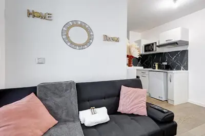 Cuisine ou kitchenette dans l'établissement Escapade moderne a deux pas de la Villette