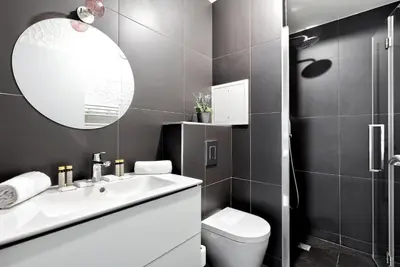 Salle de bains dans l'établissement Havre lumineux face aux Buttes-Chaumont