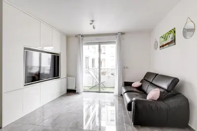 Télévision ou salle de divertissement dans l'établissement Havre lumineux face aux Buttes-Chaumont