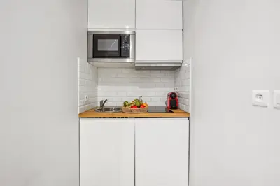 Cuisine ou kitchenette dans l'établissement Eiffel Tower & Champs-Elysees - Paris Vacation Rentals