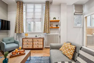 Coin salon dans l'établissement Eiffel Tower & Champs-Elysees - Paris Vacation Rentals