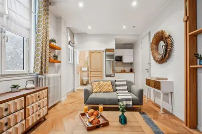 Cuisine ou kitchenette dans l'établissement Eiffel Tower & Champs-Elysees - Paris Vacation Rentals