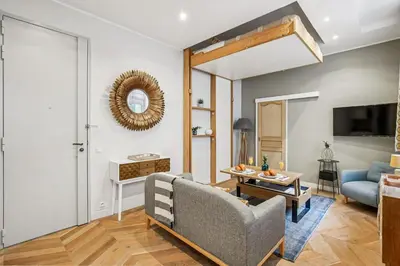 Télévision ou salle de divertissement dans l'établissement Eiffel Tower & Champs-Elysees - Paris Vacation Rentals