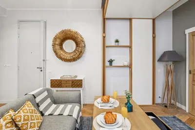 Coin salon dans l'établissement Eiffel Tower & Champs-Elysees - Paris Vacation Rentals