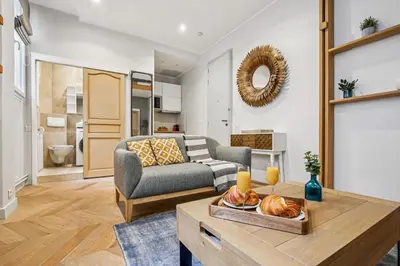 Cuisine ou kitchenette dans l'établissement Eiffel Tower & Champs-Elysees - Paris Vacation Rentals