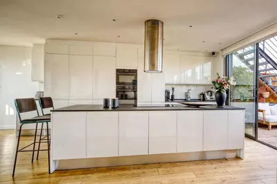 Cuisine ou kitchenette dans l'établissement Maison Hortense - Villa a Issy-les-Moulineaux