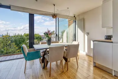 Cuisine ou kitchenette dans l'établissement Maison Hortense - Villa a Issy-les-Moulineaux