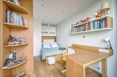 Bibliothèque dans la villa