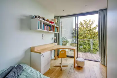Bibliothèque dans la villa