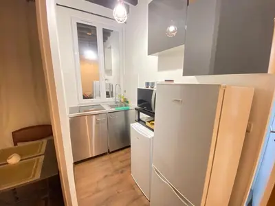 Cuisine ou kitchenette dans l'établissement Cozy F2 classique et accueillant