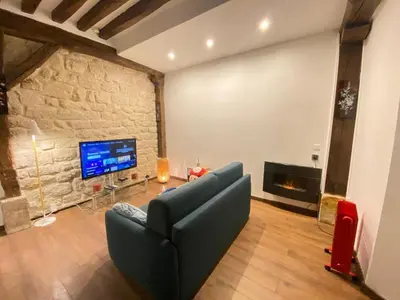 Télévision ou salle de divertissement dans l'établissement Cozy F2 classique et accueillant