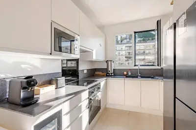 Cuisine ou kitchenette dans l'établissement Apt 3 chambres -Tour Eiffel- Arc de triomphe