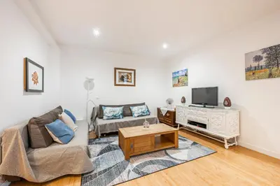 Télévision ou salle de divertissement dans l'établissement Fully Furnished Mobility Lease - Central Paris