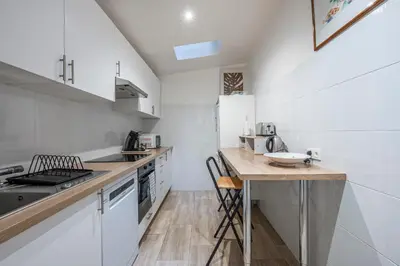 Cuisine ou kitchenette dans l'établissement Fully Furnished Mobility Lease - Central Paris
