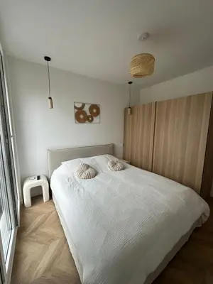 Un ou plusieurs lits dans un hébergement de l'établissement Modern and quiet apartment overlooking the Seine