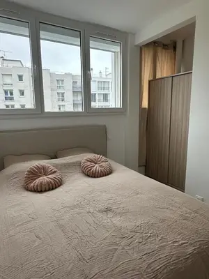 Un ou plusieurs lits dans un hébergement de l'établissement Modern and quiet apartment overlooking the Seine