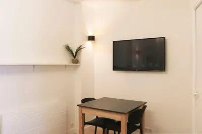 Télévision ou salle de divertissement dans l'établissement Bel appartement au cœur d'Asnières