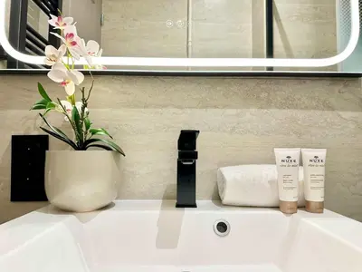Salle de bains dans l'établissement Gare du Nord prestige family apartment for 6
