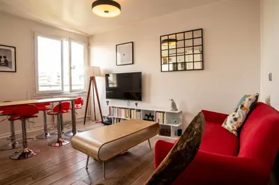 Télévision ou salle de divertissement dans l'établissement Appartement spacieux proche du Père Lachaise