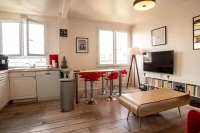 Cuisine ou kitchenette dans l'établissement Appartement spacieux proche du Père Lachaise