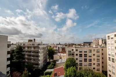 Vue générale sur Paris ou vue de la ville depuis l'appartement