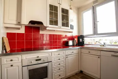 Cuisine ou kitchenette dans l'établissement Appartement spacieux proche du Père Lachaise