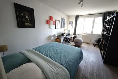 Un ou plusieurs lits dans un hébergement de l'établissement Appartement spacieux proche du Père Lachaise