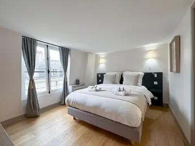 Un ou plusieurs lits dans un hébergement de l'établissement Apartment with lift & AC saint-germain-des-pres