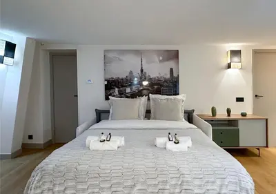 Un ou plusieurs lits dans un hébergement de l'établissement Apartment with lift & AC saint-germain-des-pres
