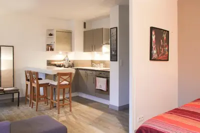 Plan de l'établissement Joli T1 avec balcon à Paris