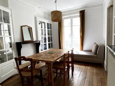 Coin salon dans l'établissement Authentic flat near Montmartre